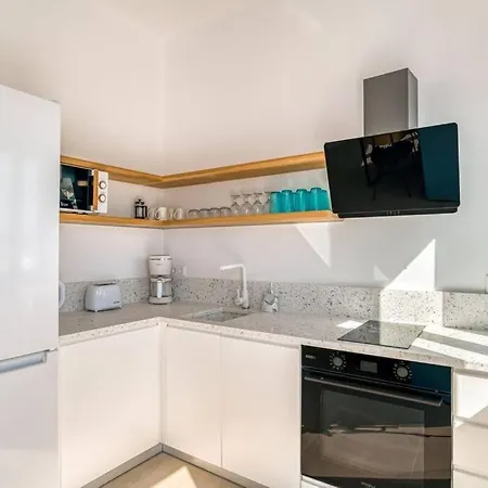 Kamara House - 200m From Port ناوسا